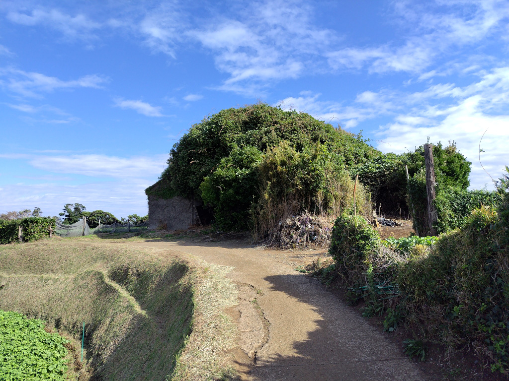 大浦探照灯格納庫