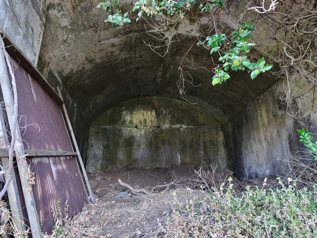 大浦探照灯格納庫